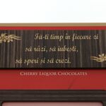 Set cadou femei Fii Fericita cu ciocolata personalizata, esarfa si pandantiv 6